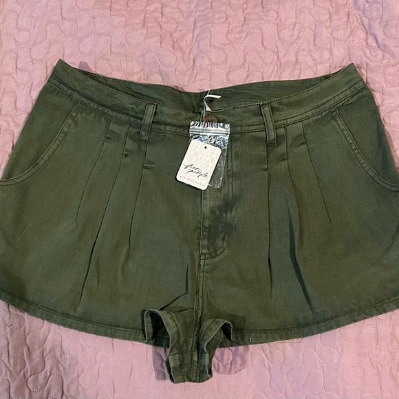 Free People Pants - FREE PEOPLE Nora Mini Trouser Shorts Women’s Size 10. Army Green. NWTS